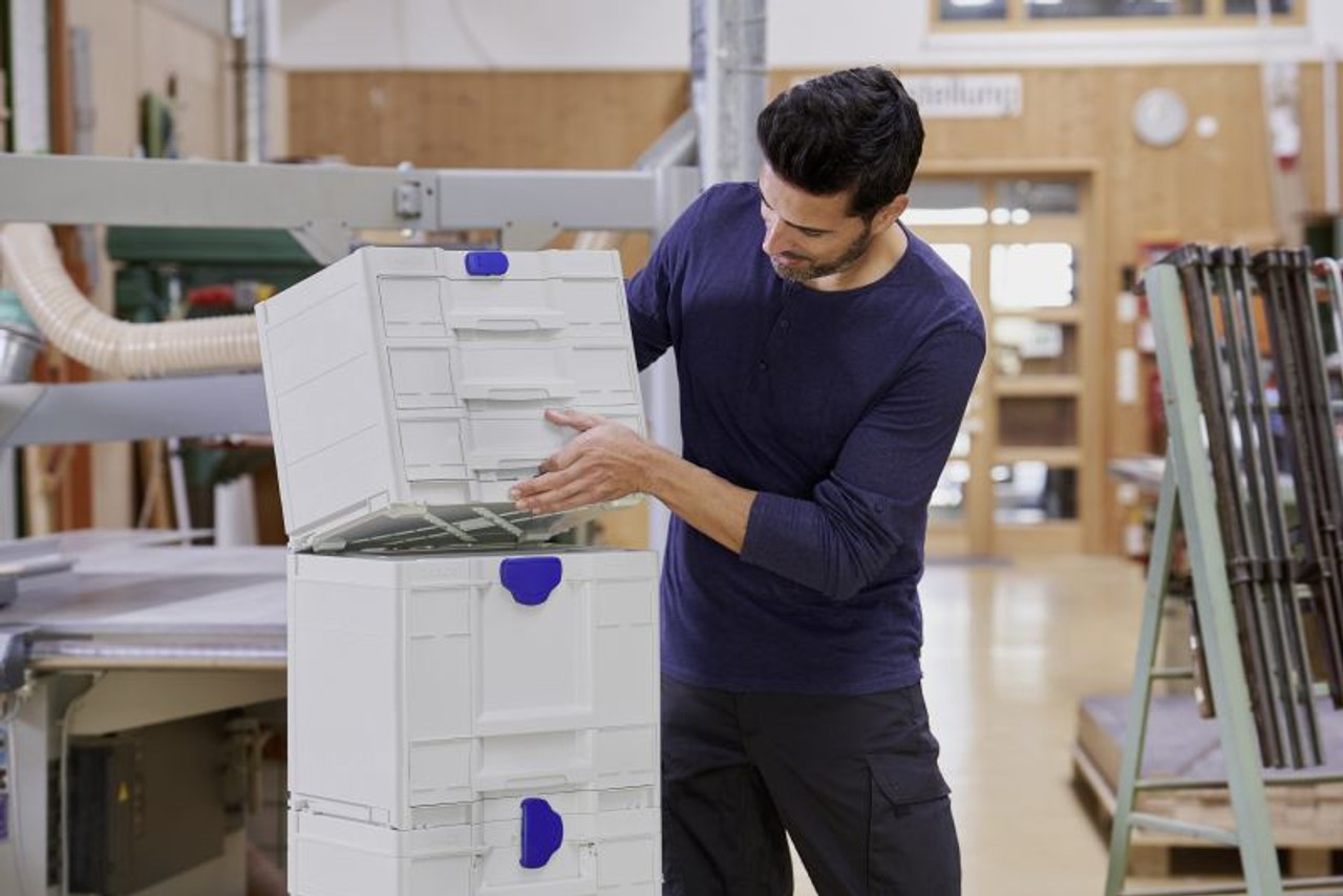 The TANOS M337 Light Grey Systainer3 COMBI with 1 drawer is an ideal storage solution that combines a systainer with an integrated drawer, allowing for organized storage of large tools, sensitive devices, and small accessories.