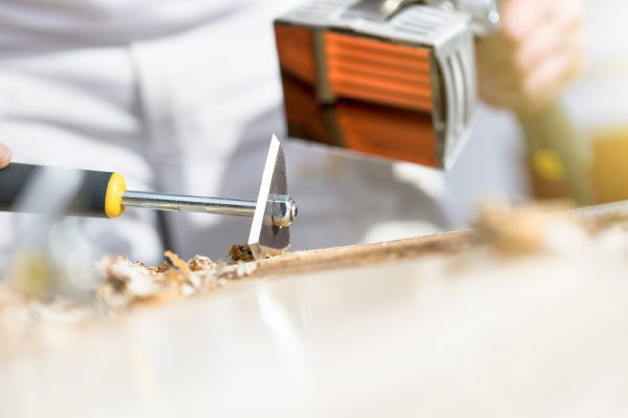 This scraper is designed to work on flat surfaces, for example, when scraping baseboards or exterior panelling available in Australia and New Zealand