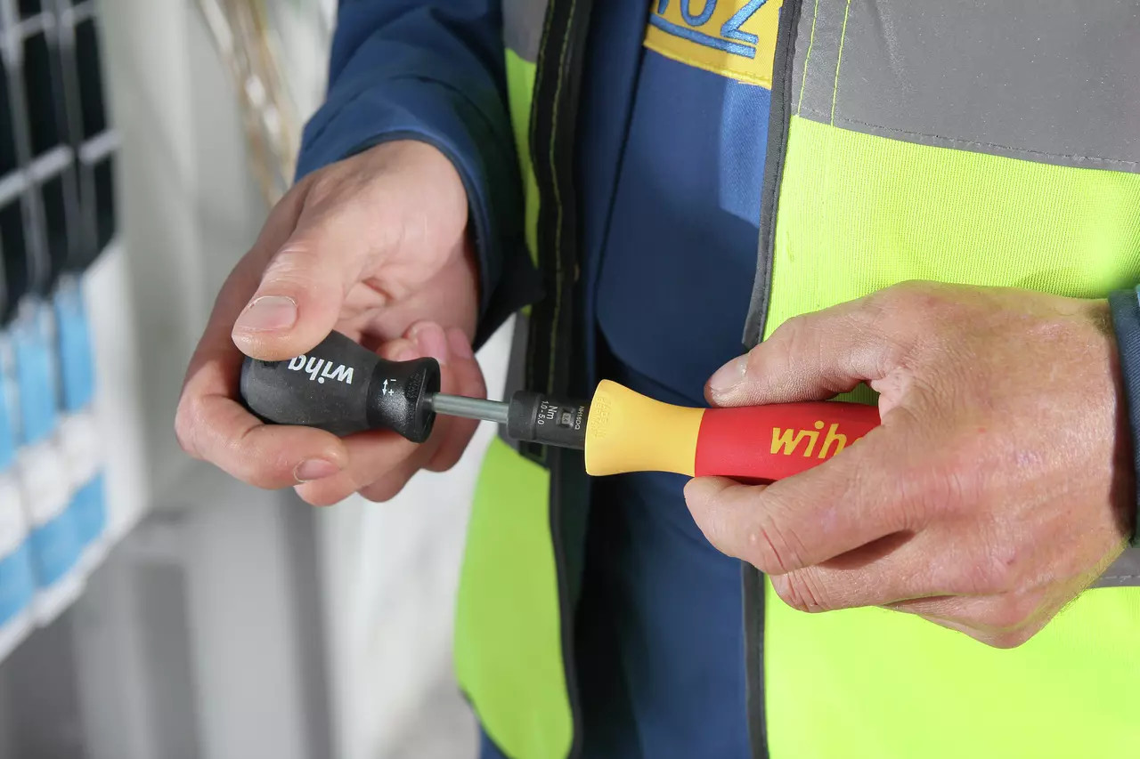 The tool set contains an ergonomically shaped torque screwdriver handle with integrated numerical scale