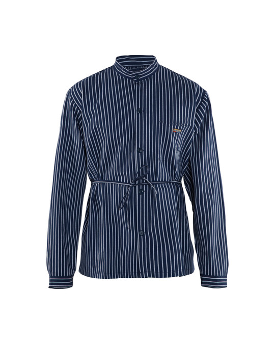 The BLAKLADER 3250 Navy Blue Long Sleeve Carpenters Shirt is expertly designed for carpenters and tradespeople, combining functionality with comfort.