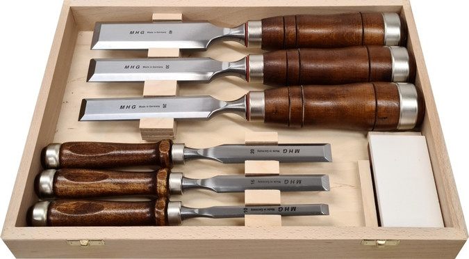 professional chisel set is specially designed for carpenters and joiners, combining premium craftsmanship with a carefully selected range of chisels for fine woodworking and heavy-duty site work
