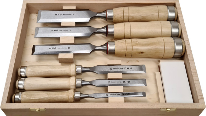 specially selected for carpenters and joiners, combining carpenter's chisels and firmer chisels for both fine woodworking and demanding timber work