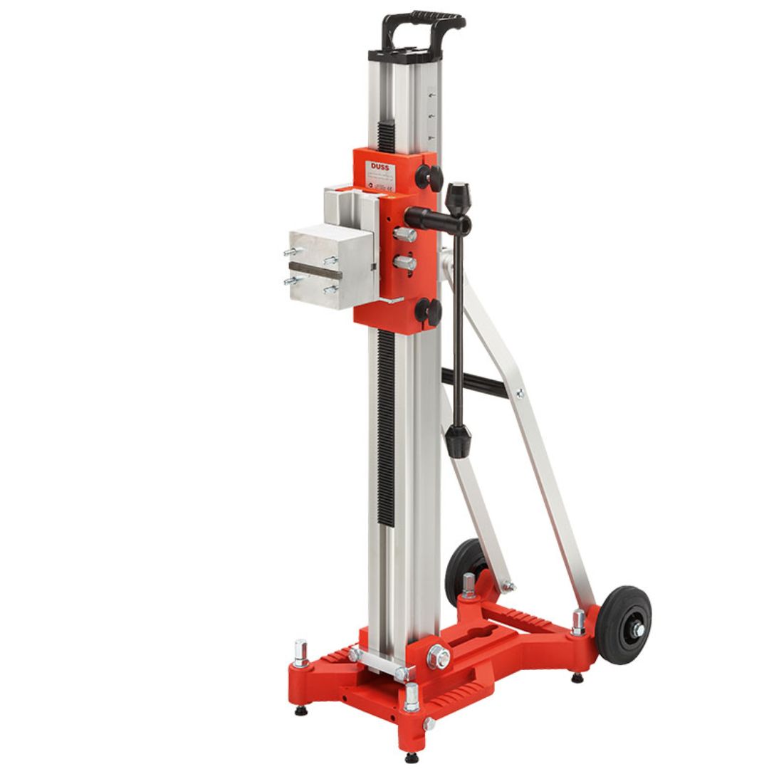 DUSS Core Drill Stand BS 400: Robust, lightweight, and easy to handle. Precise machine slide with bubble level and electrically insulated lever. Ideal for stand-guided core drilling with DUSS DIA 400 W diamond core drill.