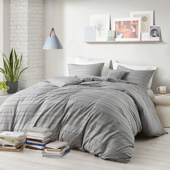 Intelligent Design Oliver Gray Cationic Dyed Clip Jacquard Duvet Cover Set with Throw Pillow