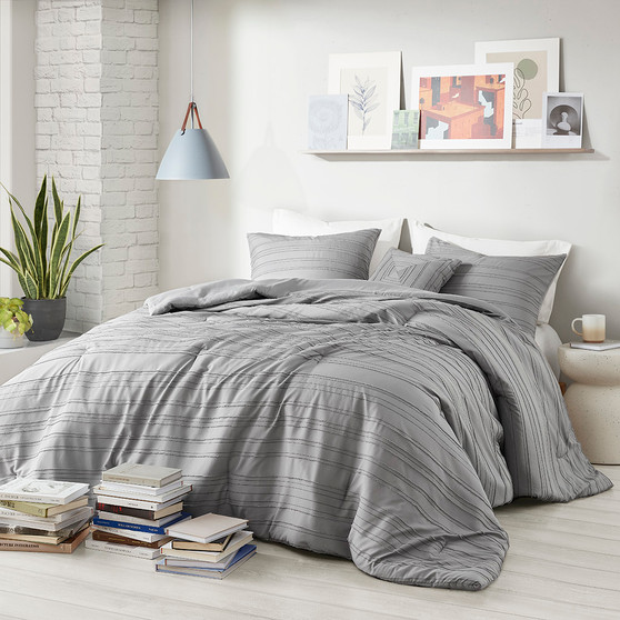 Intelligent Design Oliver Gray Cationic Dyed Clip Jacquard Comforter Set with Throw Pillow