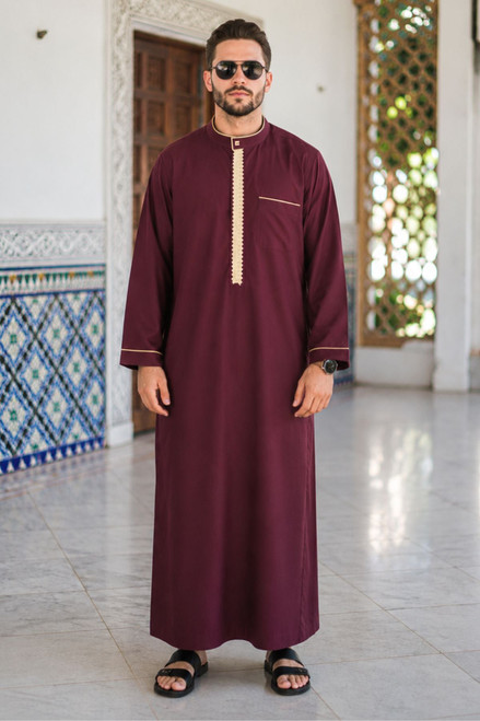 Elegant Embroidered Men’s Winter Thobe – Warm & Stylish Saudi Thobe