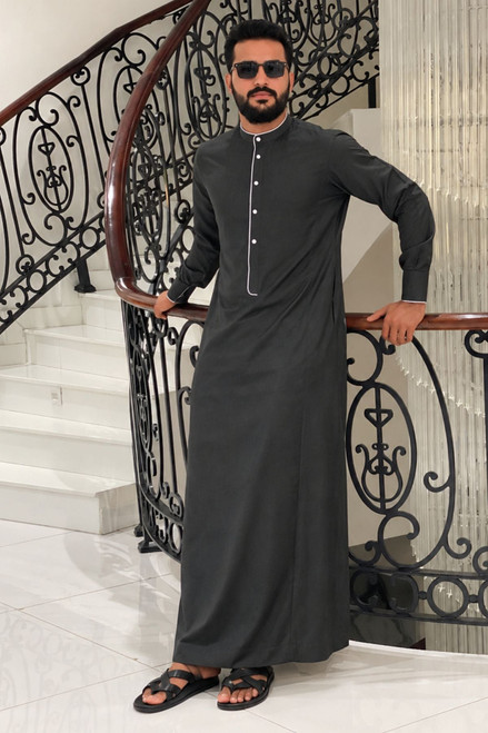 Solid Black Modern Thobe – Effortless Elegance & Comfort
