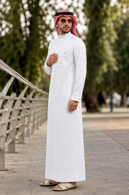 Saudi Flex-Fit Thobe for Men – Comfortable & Stylish Everyday Wear
