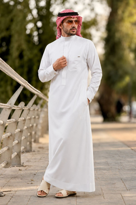 Saudi Flex-Fit Thobe for Men – Comfortable & Stylish Everyday Wear
