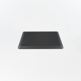 Tapis de station debout ergonomique ofinto noir – vue en biais du tapis antifatigue noir avec logo ofinto, pour bureaux assis-debout, sur fond clair