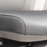 L’assise confortable et le rembourrage de la chaise de bureau Active blanche sont présentés en gros plan de face