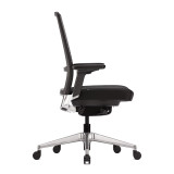 Chaise de bureau ergonomique Active coloris noir/aluminium avec fonction d’inclinaison de l’assise, sur fond de studio blanc