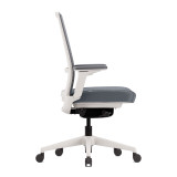 Chaise de bureau ergonomique Active blanche avec fonction d’inclinaison de l’assise, sur fond de studio blanc