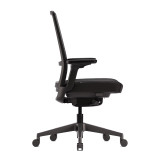 Chaise de bureau ergonomique Active noir mat avec mécanisme synchrone, sur fond de studio blanc