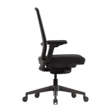 Chaise de bureau ergonomique Active noir mat avec fonction d’inclinaison de l’assise, sur fond de studio blanc