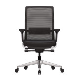Chaise de bureau ergonomique Active coloris noir/aluminium avec fonction d’inclinaison de l’assise, sur fond de studio blanc