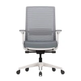 Chaise de bureau ergonomique Active blanche avec mécanisme synchrone, sur fond de studio blanc
