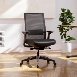 Chaise de bureau ergonomique Active coloris noir mat avec mécanisme synchrone, dans un home office moderne