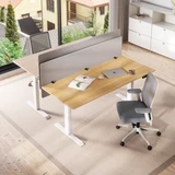 Cloison acoustique ofinto grise 180 cm x 60 cm dans un bureau moderne – vue plongeante de deux bureaux réglables en hauteur Elevate avec cloison acoustique pour la réduction du bruit en open space