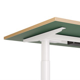 ofinto Rise, vue détaillée – angle du bureau sans gestion des câbles, chant finition bois naturel