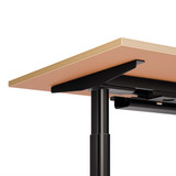 ofinto Rise, vue détaillée – angle du bureau avec gestion des câbles, chant finition bois naturel