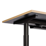 ofinto Rise, vue détaillée – angle du bureau avec gestion des câbles, chant finition bois naturel