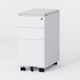 Caisson de bureau ofinto blanc, version étroite coussin gris – caisson mobile à 3 tiroirs avec serrure cylindrique et roulettes noires à roulement souple, vue produit sur fond gris