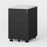 Caisson de bureau ofinto noir, version large coussin gris – caisson mobile à 3 tiroirs avec serrure cylindrique et roulettes noires à roulement souple, vue produit sur fond gris