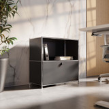 Commode Cubox à abattant en noir dans un bureau lumineux avec plante et paroi en lattes de bois