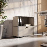 Commode Cubox à abattant en gris soie dans un bureau lumineux avec plante et paroi en lattes de bois