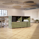 Meuble bas Cubox 2 niveaux, 2 abattants en vert olive dans un open space lumineux avec parquet et panneaux acoustiques au plafond
