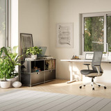 Meuble bas Cubox 2 niveaux, 2 abattants en noir dans un bureau à domicile lumineux avec plantes et grande fenêtre