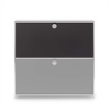 Porte abattante Cubox en noir montée sur le niveau supérieur d'un meuble Cubox, vue de face, photo en studio