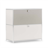 Porte abattante Cubox en gris soie montée sur le niveau supérieur d'un meuble Cubox, vue de trois quarts, photo en studio