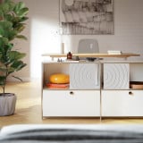 Meuble Cubox avec Soft Panel gris glacier sans bouton métallique, corps blanc, dans un salon lumineux avec plante et parquet