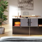 Meuble Cubox avec Soft Panel gris granit avec bouton métallique, corps noir, dans un salon lumineux avec plante et parquet