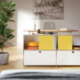 Meuble Cubox avec Soft Panel jaune soleil sans bouton métallique, corps blanc, dans un salon lumineux avec plante et parquet
