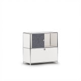 Meuble Cubox avec Soft Panel gris granit avec bouton métallique, corps blanc, photo en studio, vue de trois quarts