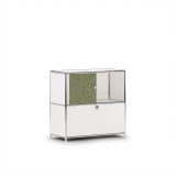 Meuble Cubox avec Soft Panel vert mousse avec bouton métallique, corps blanc, photo en studio, vue de trois quarts