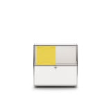 Meuble Cubox avec Soft Panel jaune soleil sans bouton métallique, corps blanc, photo en studio, vue de face