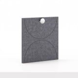 Soft Panel pour meuble Cubox en gris granit avec bouton métallique, photo en studio, vue de trois quarts, motif de deux arcs opposés