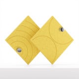 Soft Panel pour meuble Cubox en jaune soleil avec bouton métallique, photo en studio, deux panneaux disposés en losange
