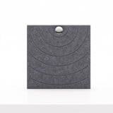 Soft Panel pour meuble Cubox en gris granit avec bouton métallique, photo en studio, vue de face, motif d'arcs concentriques