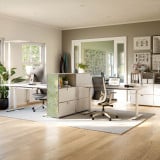 Meuble Cubox avec Soft Panel vert mousse, corps blanc, dans un bureau lumineux avec postes de travail et parquet