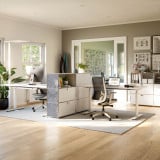 Meuble Cubox avec Soft Panel gris granit, corps blanc, dans un bureau lumineux avec postes de travail et parquet