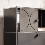 Meuble Cubox avec Soft Panel gris granit avec bouton métallique, corps noir, vue détaillée de la porte coulissante devant un mur en marbre