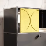 Meuble Cubox avec Soft Panel jaune soleil sans bouton métallique, corps noir, vue détaillée de la porte coulissante devant un mur en marbre