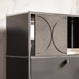 Meuble Cubox avec Soft Panel gris granit sans bouton métallique, corps noir, vue détaillée de la porte coulissante devant un mur en marbre