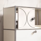 Meuble Cubox avec Soft Panel gris glacier avec bouton métallique, corps blanc, vue détaillée de la porte coulissante devant un mur en marbre