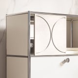 Meuble Cubox avec Soft Panel gris glacier sans bouton métallique, corps blanc, vue détaillée de la porte coulissante devant un mur en marbre